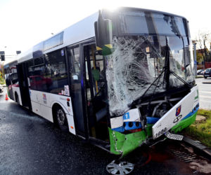 Autobus zderzył się z osobówką