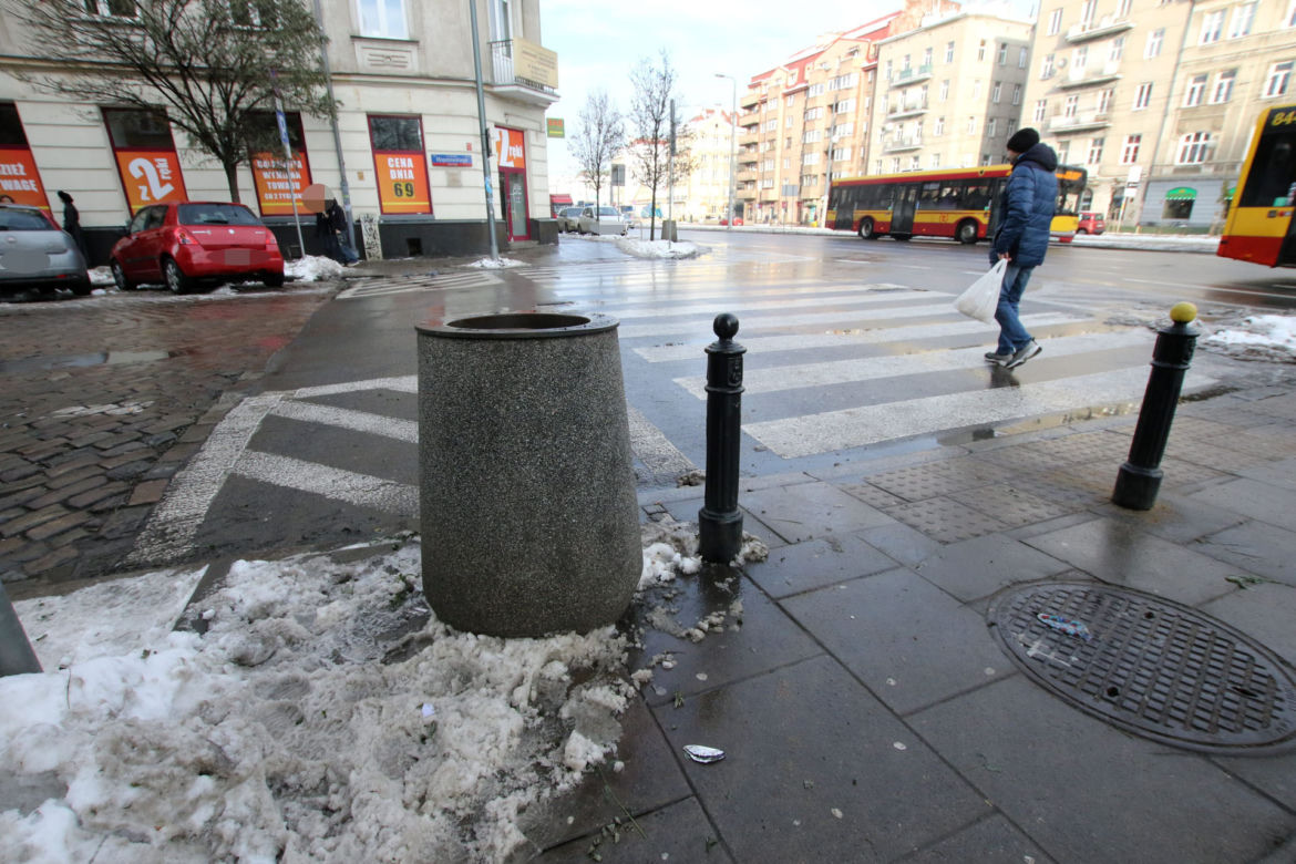 Tu zmarł 38-latek. Poślizgnął się na oblodzonym chodniku i uderzył głową o beton 