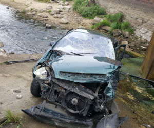 Auto przebiło barierki i wleciało do ujścia Trynki do Wisły w Grudziądzu