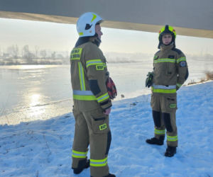 Wierzchosławice - akcja strażaków na zamarzniętym Dunajcu