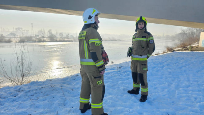 Wierzchosławice - akcja strażaków na zamarzniętym Dunajcu