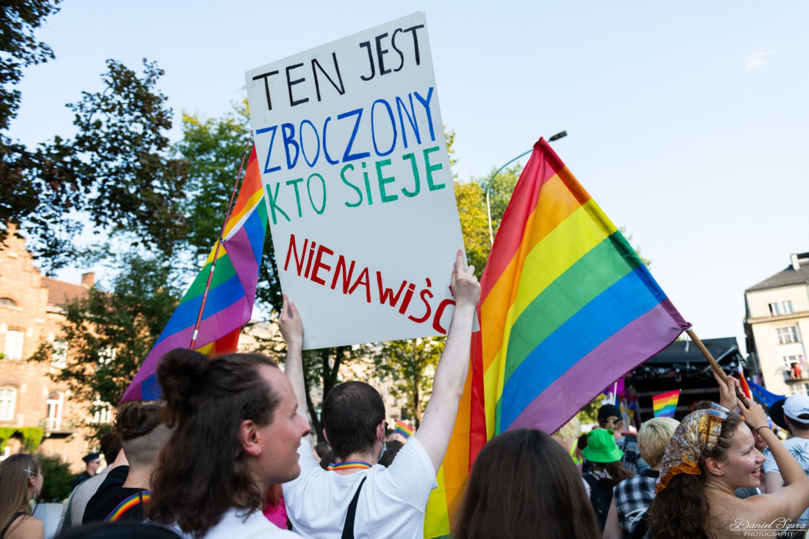 Marsz Równości w Krakowie - tłumy na wydarzeniu pod hasłem "Zaczerpnąć tchu".