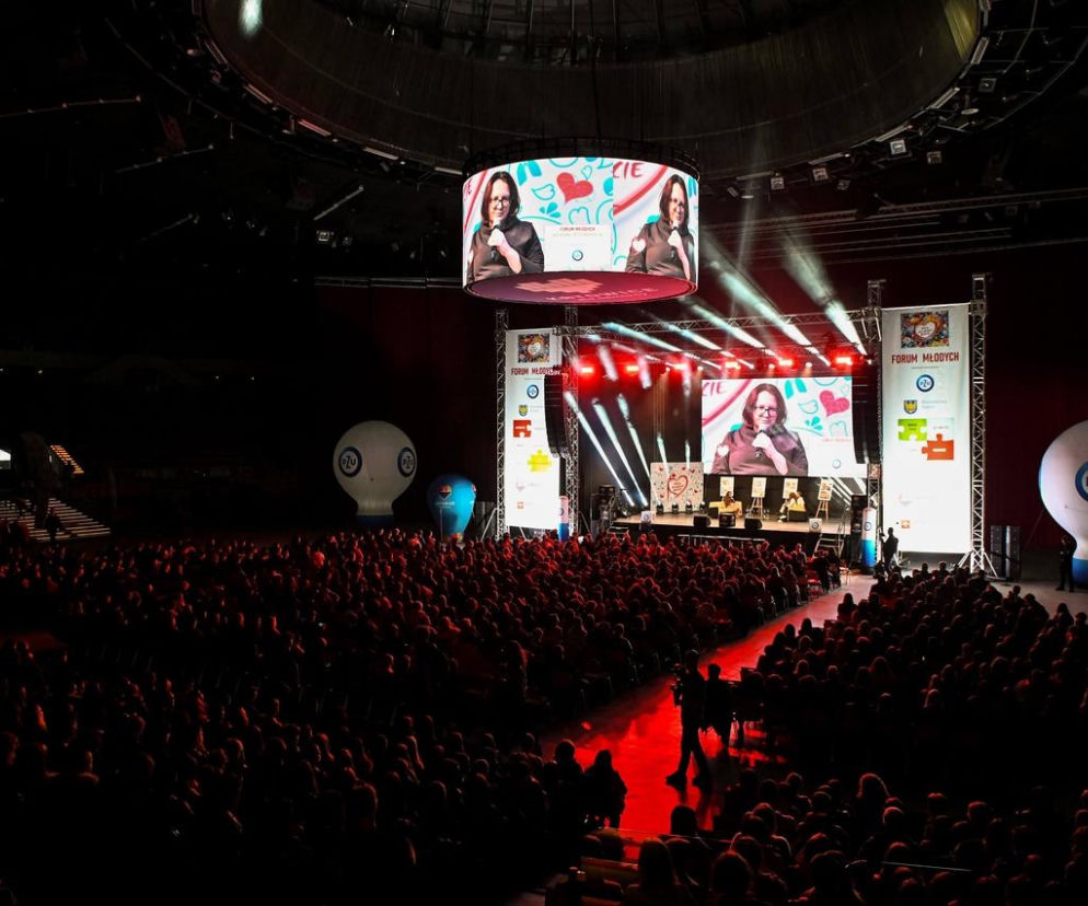 Katowickie Forum Młodych w Spodku. Widownia szczelnie wypełniona młodzieżą, która z uwagą śledzi prelekcje na temat donacji i transplantacji narządów wyświetlane na dużych ekranach. O edukacji zdrowotnej można przeczytać na portalu Poradnik Zdrowie.