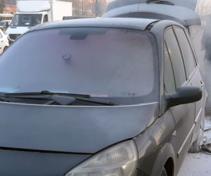 Auto płonęło na Pradze-Północ. Gaśnice nie dawały rady