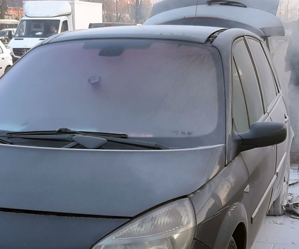 Auto płonęło na Pradze-Północ. Gaśnice nie dawały rady