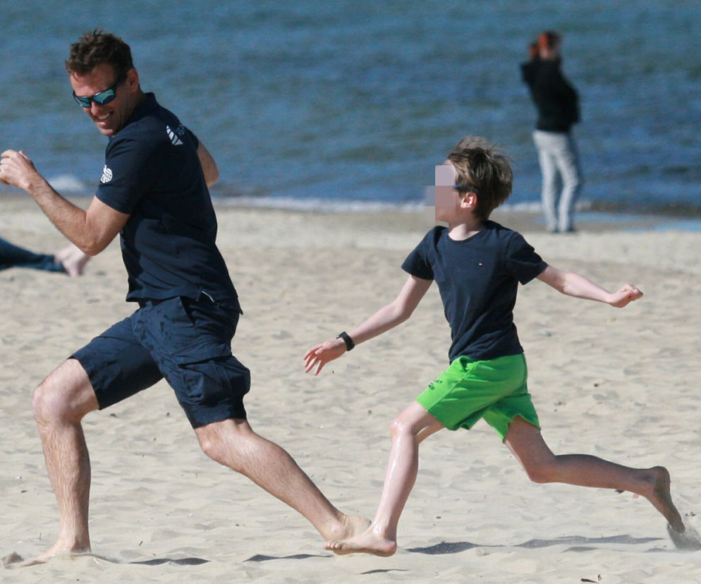 Dzikie harce Kusznierewicza z dziećmi na plaży
