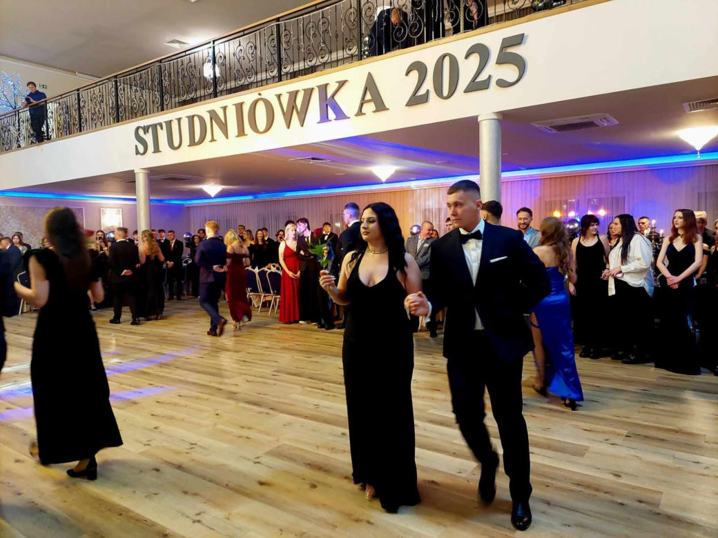 Dwa polonezy na studniówce bydgoskiej Handlówki. W jednym pomogli nauczyciele