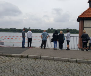 Auto przebiło barierki i wleciało do ujścia Trynki do Wisły w Grudziądzu