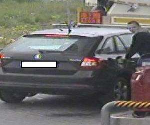 Rozbój i kradzież samochodu w Toruniu - policja prosi o pomoc