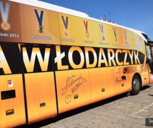Anita Włodarczyk wróciła do Polski złotym autobusem