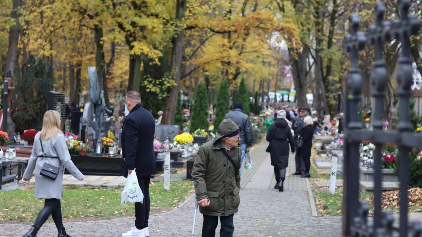 Tak mieszkańcy odwiedzają groby zmarłych. Tłumy na najstarszym cmentarzu w Lublinie