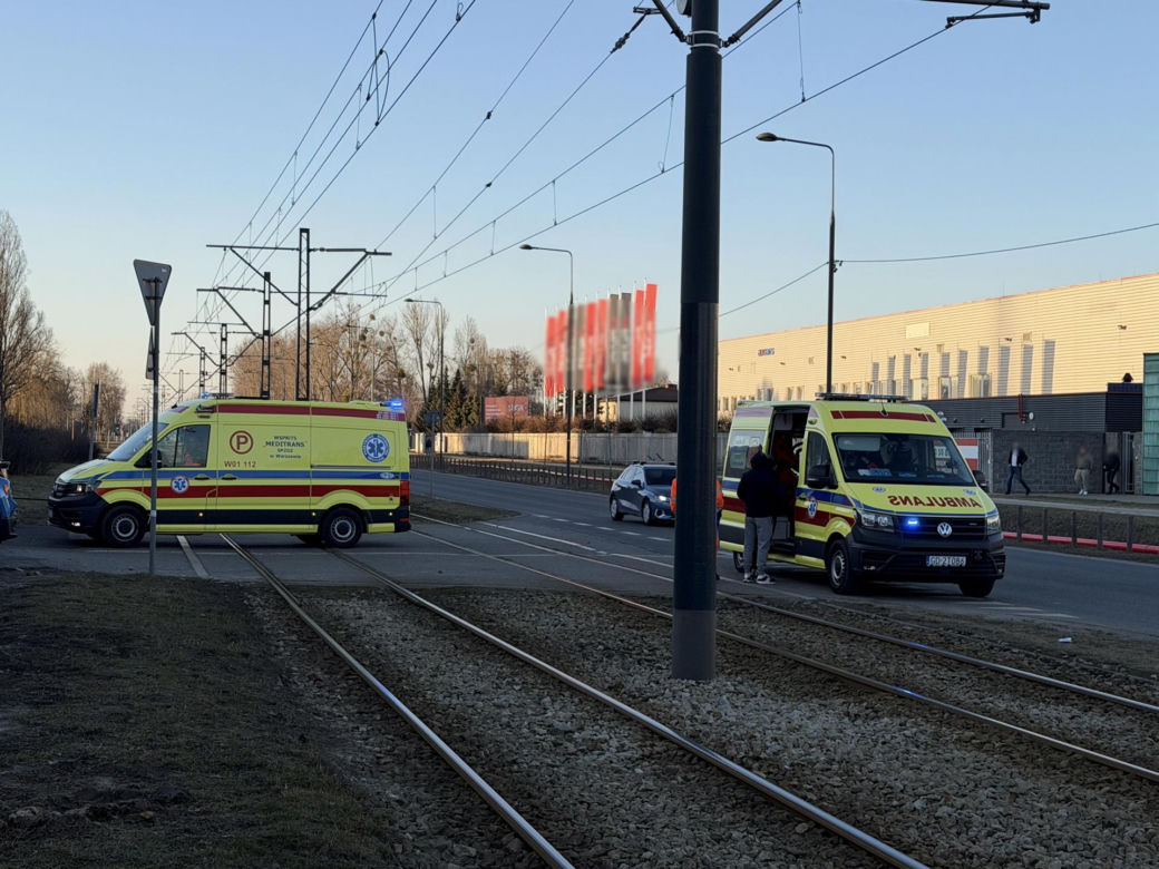 Zderzenie ciężarówki z tramwajem i potrącenie na torowisku; utrudnienia w kursowaniu tramwajów