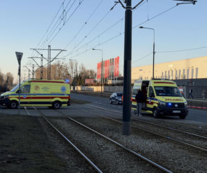 Zderzenie ciężarówki z tramwajem i potrącenie na torowisku; utrudnienia w kursowaniu tramwajów