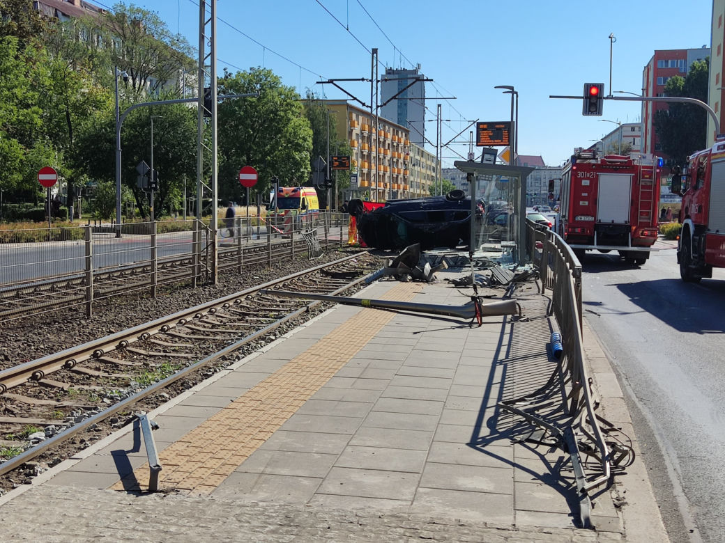 Starszy pan jechał na działkę, BMW zmiotło go z przystanku. Masakra we Wrocławiu
