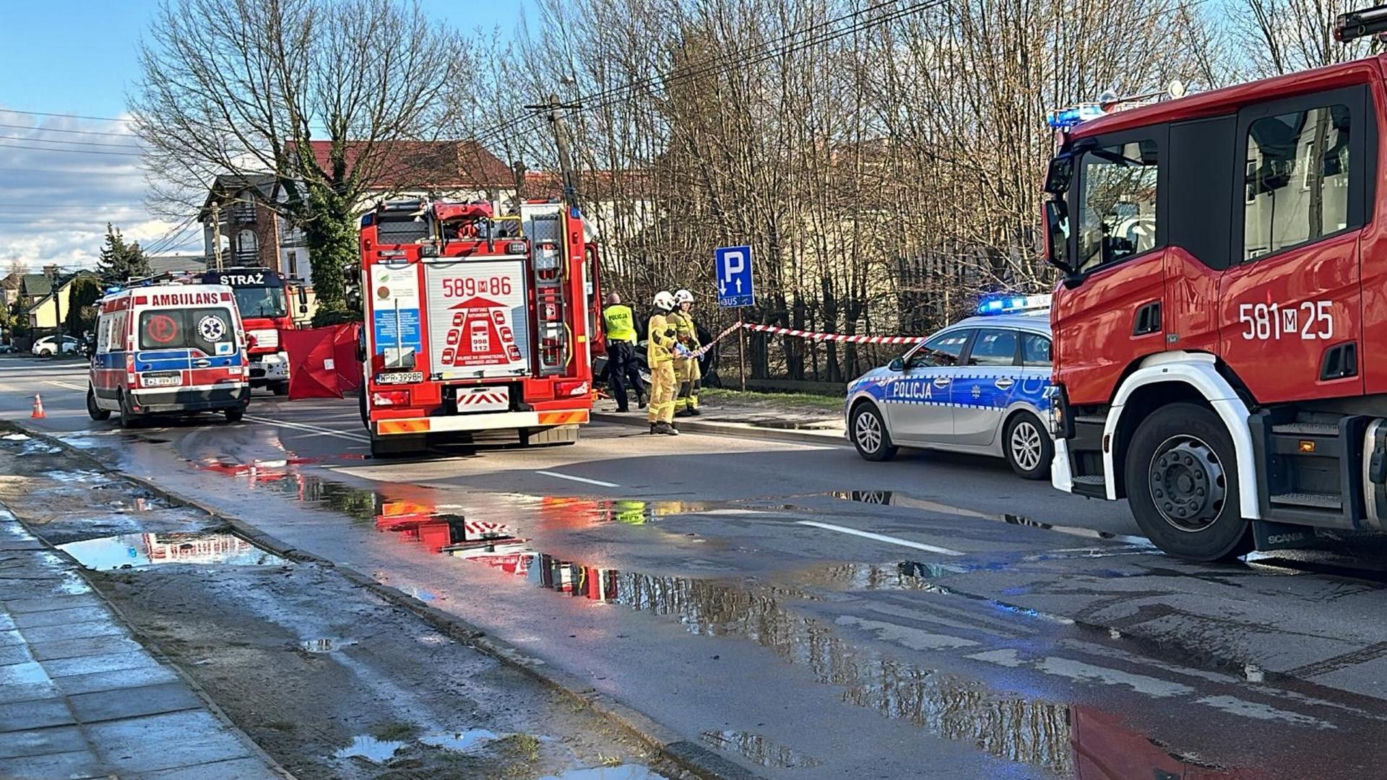 Huknął w słup i wpadł do rowu. Na miejscu lądował śmigłowiec ratunkowy