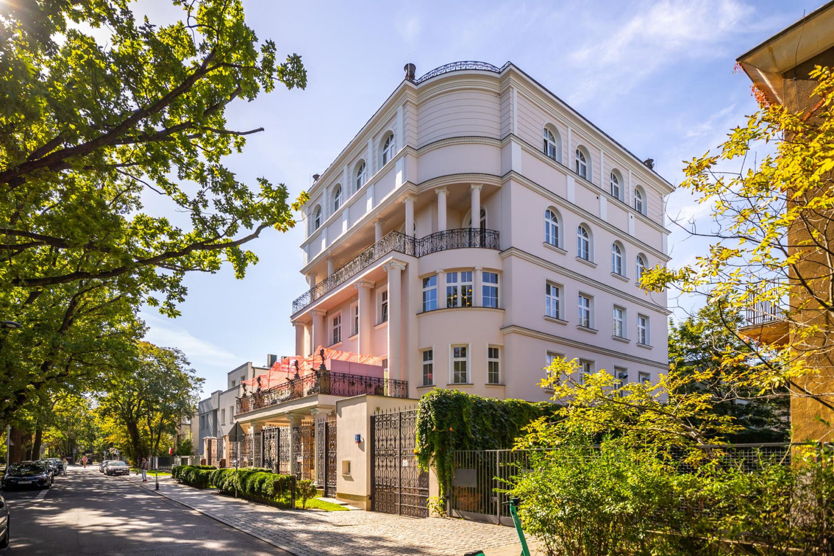 Biurowiec z lat 90. i początku XXI wieku. Warszawa, ulica Kielecka 23