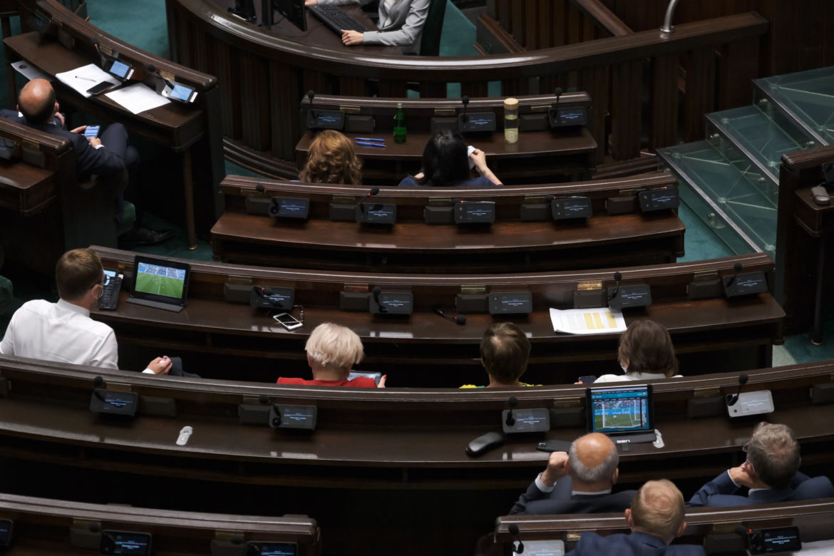 Posłowie oglądają mecz