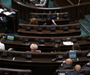 Posłowie oglądają mecz