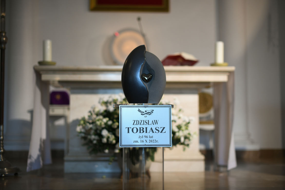 Wzruszający pogrzeb Zdzisława Tobiasza. Trumna aktora tonęła w kwiatach. "Był dobrym człowiekiem"
