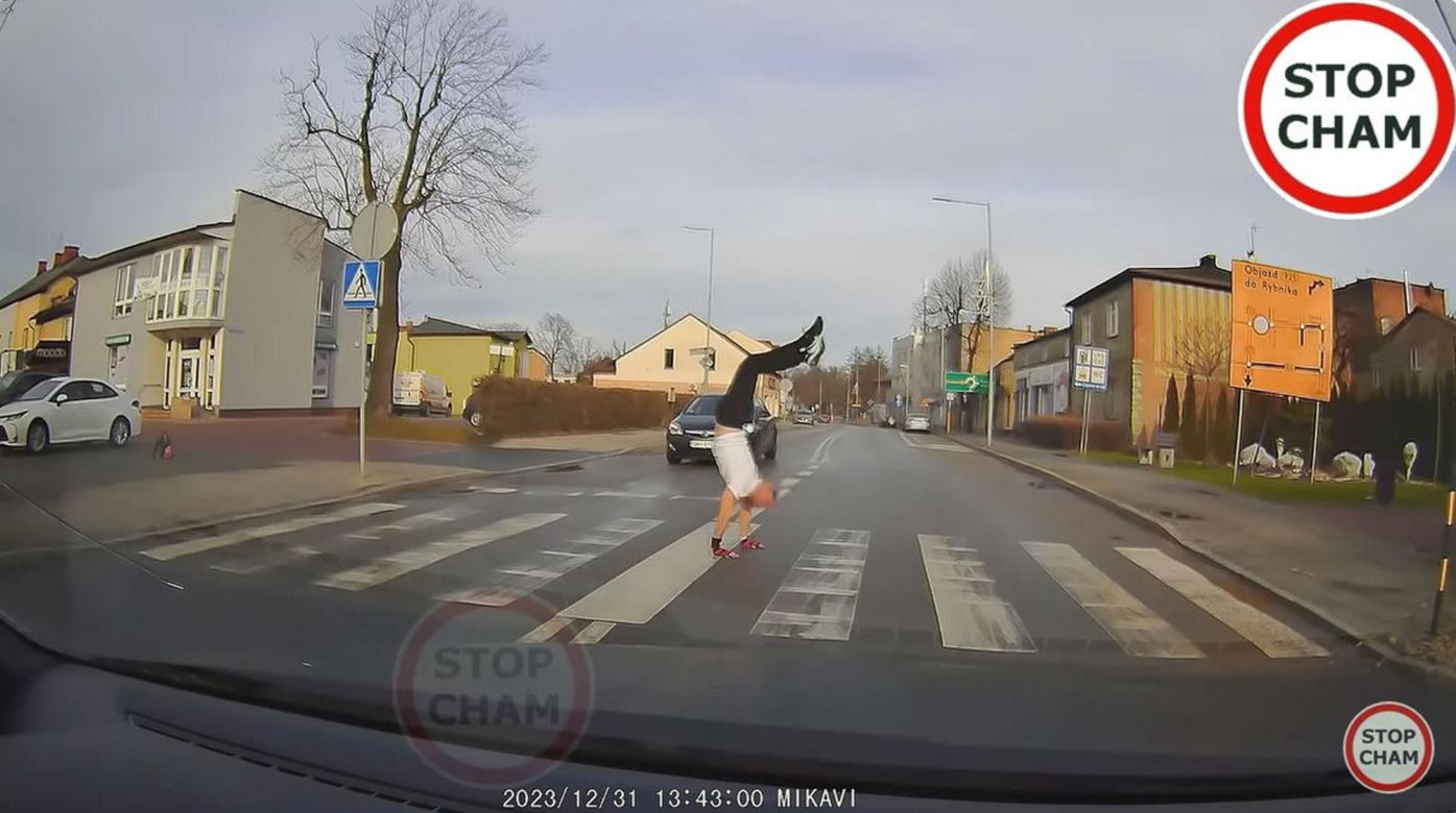 Szok. To co zrobił pieszy zaskoczyło kierowców. Na koniec były brawa.