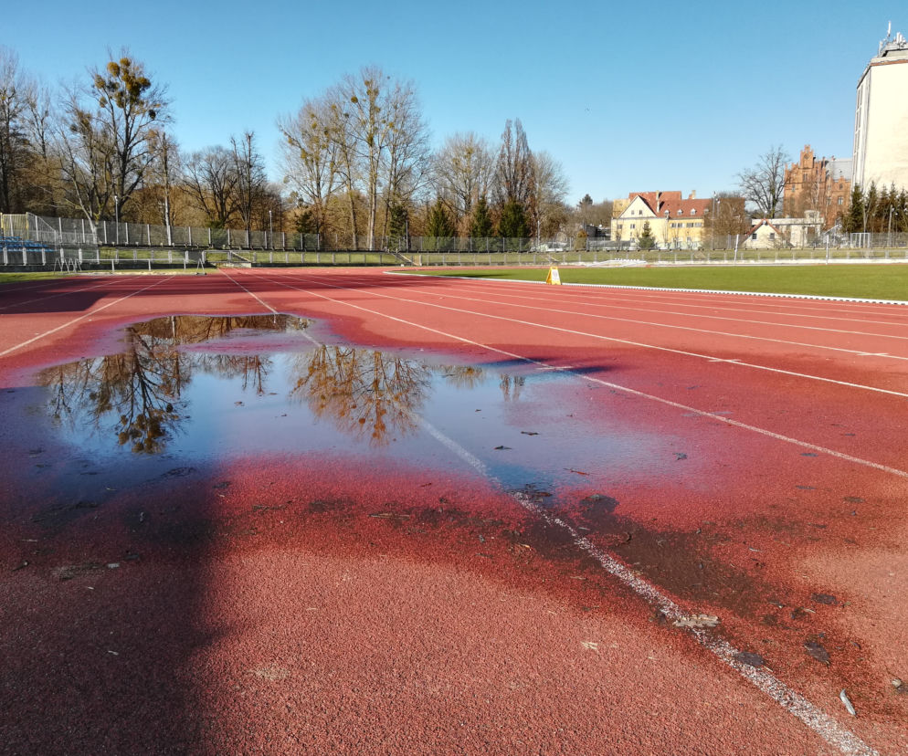 Stadion Bałtyku jest w opłakanym stanie. Widać to gołym okiem zwłaszcza po opadach deszczu.