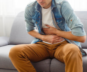 Przewlekła choroba jelit atakuje coraz młodsze osoby. Winę ponosi to, co kładziemy na talerzach