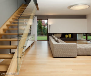 Drewniane schody ze szklaną balustradą