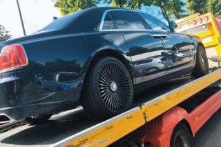 Potężna akcja przeciwko „Torcidzie”. Policja zatrzymała kolejnych podejrzanych, zabezpieczyła Rolls-Royce'a