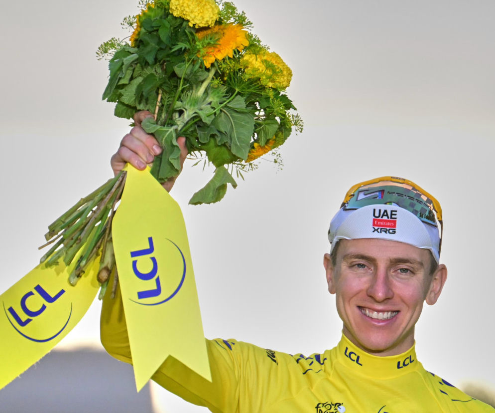 Uśmiechnięty kolarz Tadej Pogacar z bukietem kwiatów. O kontrolach antydopingowych kolarza przeczytasz na SE Supersport.