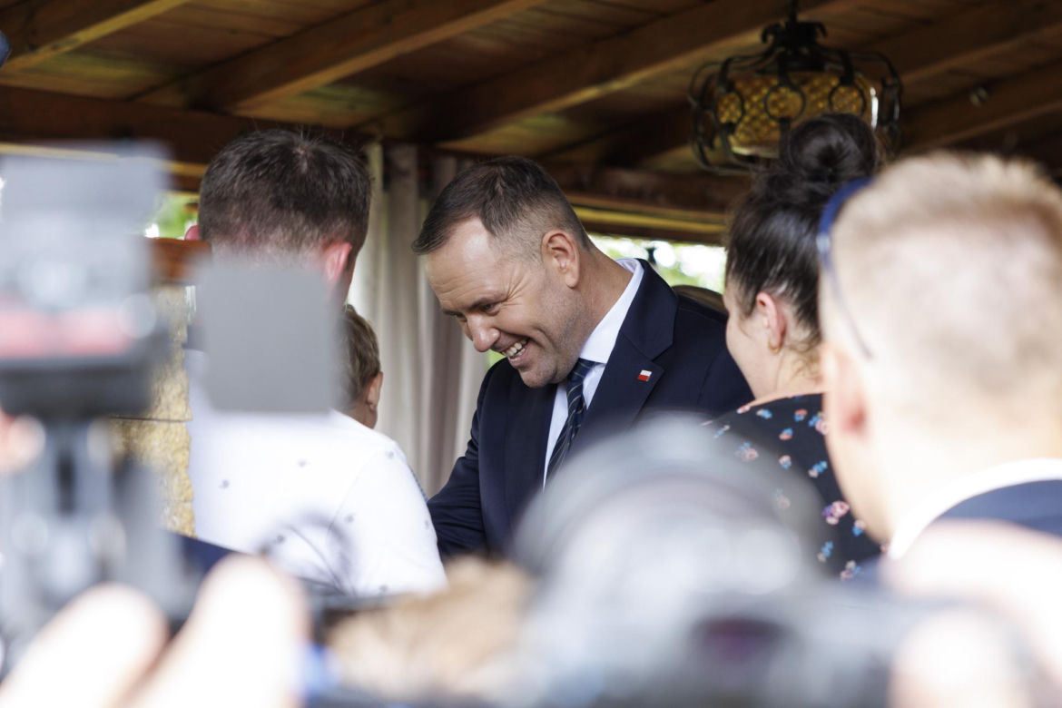 Karol i Marta Nawroccy na obiedzie u rodziny spod Kolbuszowej, na stole same smakołyki