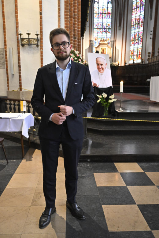 Syn słynnego aktora, 22-letni Wojciech Machulski z Konfederacji, już po ślubie! Z żoną pojechał do papieża
