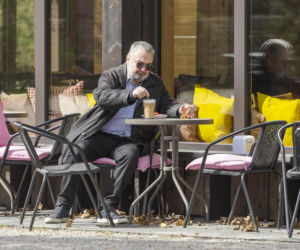 Karol Karski w lesie