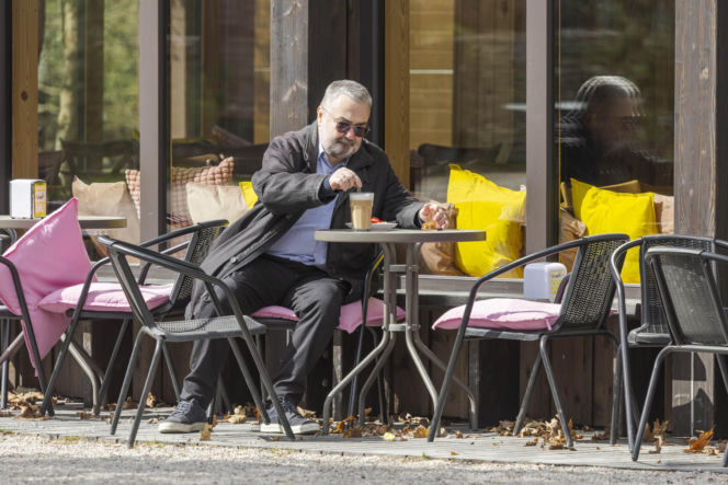 Karol Karski w lesie