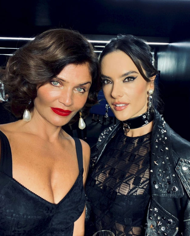 Helena rozgrzewa półnagim ciałem nawet posągi! Sławna modelka ma 54 lata 