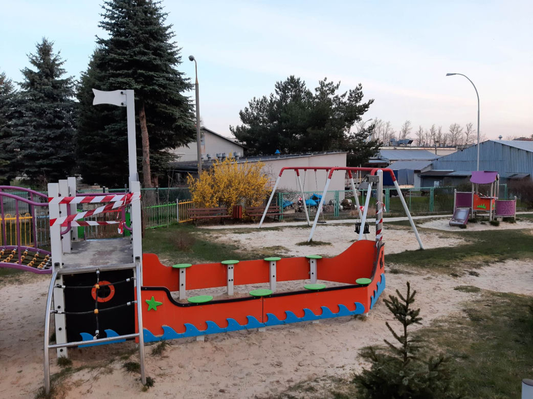 Łańcuchy i taśmy na osiedlowym placu zabaw. „Kpina z mieszkańców”  