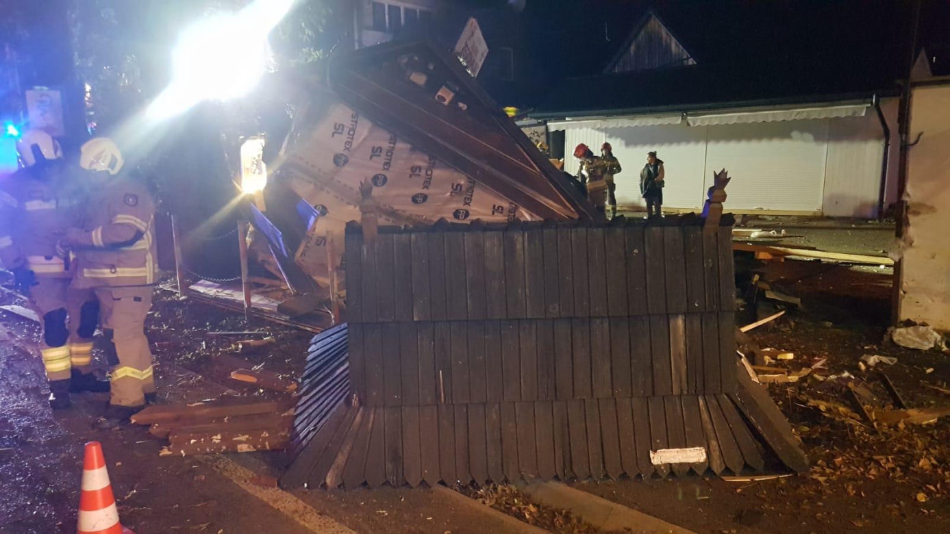 Demolka przy kościele na Podhalu. Skoda staranowała stragany
