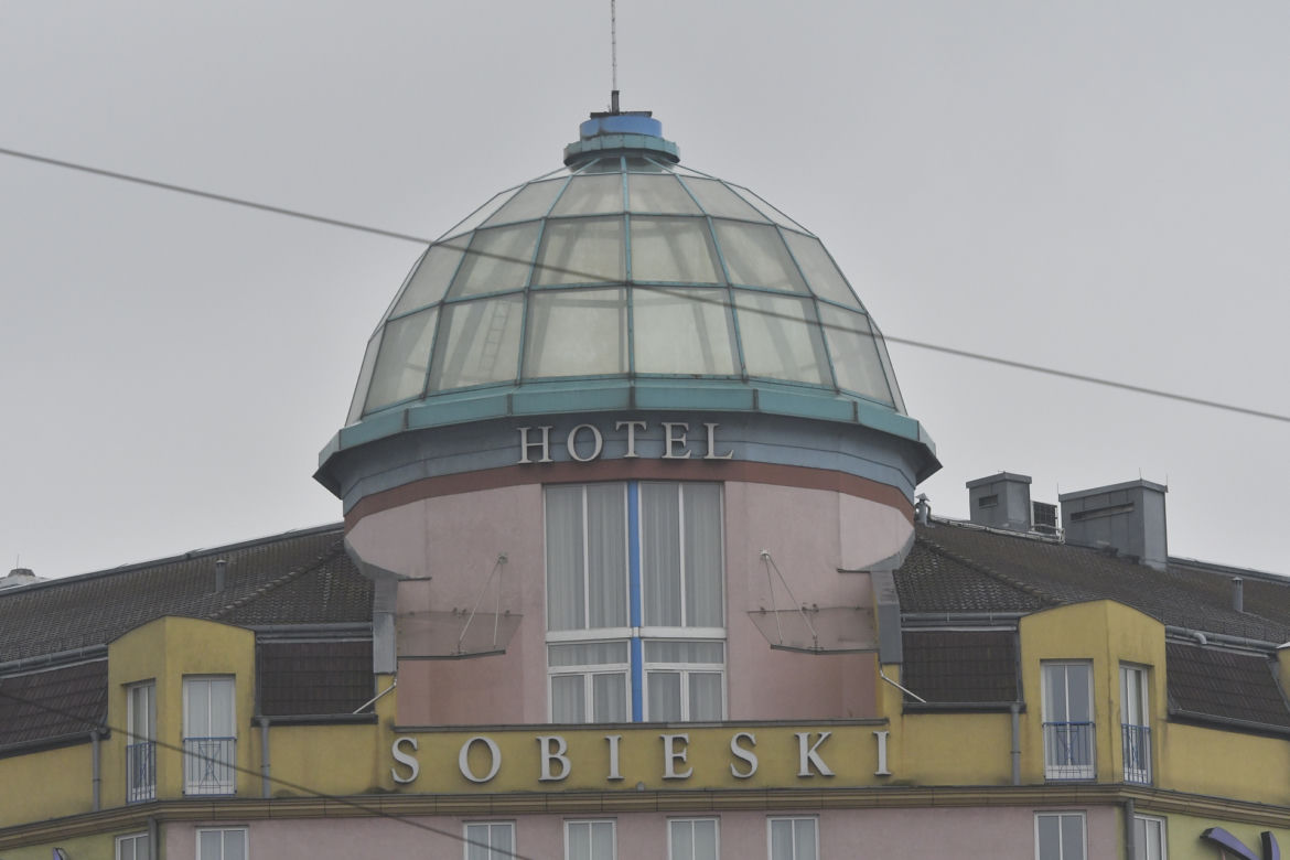 Awantura o hotel Sobieski! Chcą go pomalować na biało, konserwator zabytków protestuje