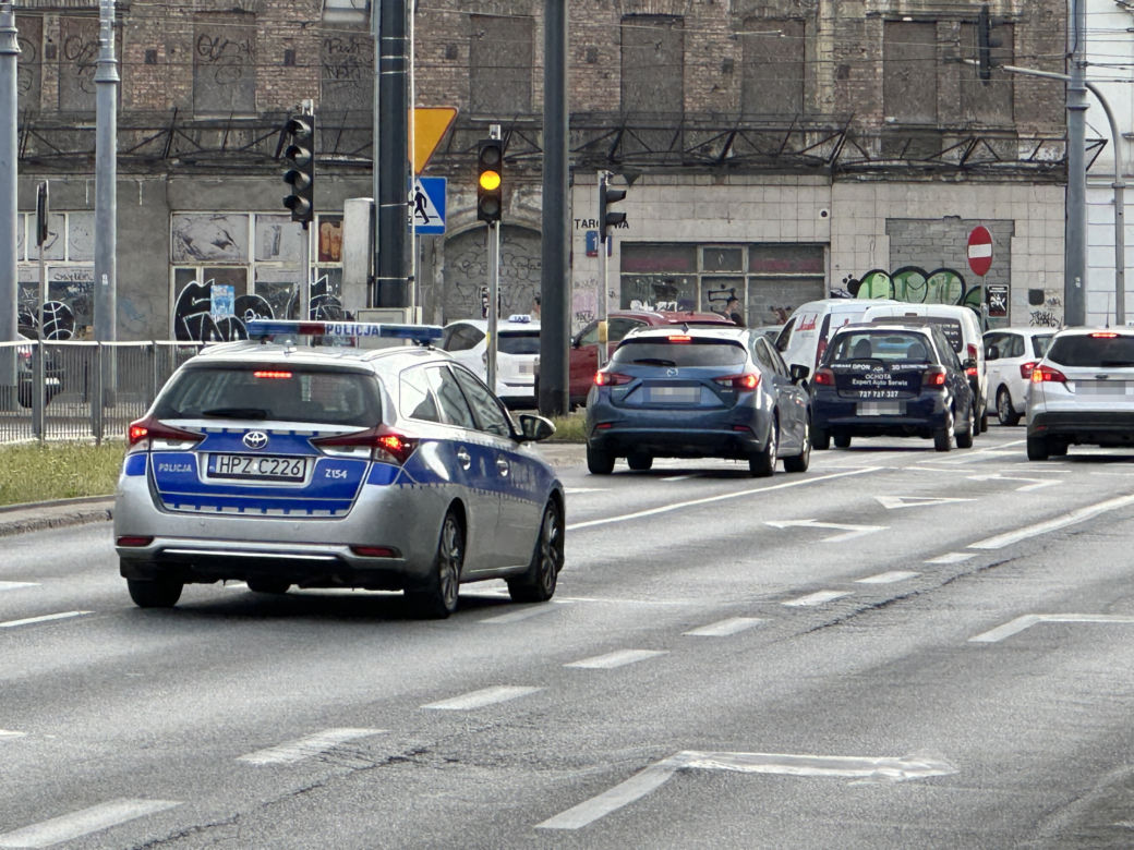 Atak nożownika w Warszawie. Szarpanina zakończona krwawą jatką. Jedna osoba nie żyje