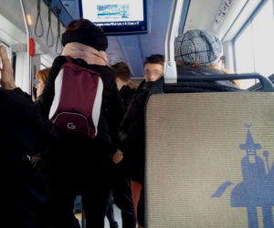 Pasażerowie w drzwiach