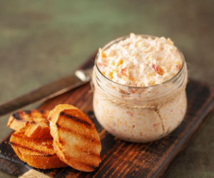 Pastę serową robię jak Czesi. Jest pyszna i wyśmienicie smakuje z chlebem 