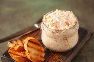 Pastę serową robię jak Czesi. Jest pyszna i wyśmienicie smakuje z chlebem 