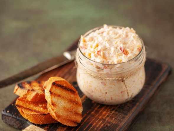 Pastę serową robię jak Czesi. Jest pyszna i wyśmienicie smakuje z chlebem 