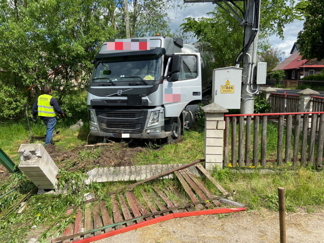 Zwierki. Wypadek na DK 19. Rozpędzona ciężarówka wjechała na posesję! Kierowca zabrany do szpitala [ZDJĘCIA]