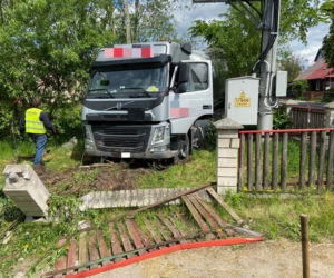 Zwierki. Wypadek na DK 19. Rozpędzona ciężarówka wjechała na posesję! Kierowca zabrany do szpitala [ZDJĘCIA]