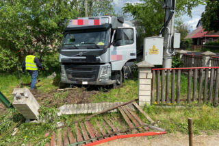 Zwierki. Ciężarówka wjechała na posesję. Mieszkańcy: Boimy się wypuszczać dzieci z domu [ZDJĘCIA]
