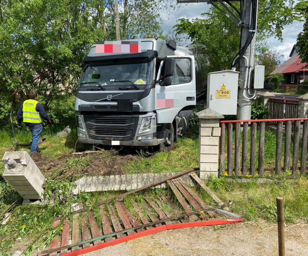 Zwierki. Wypadek na DK 19. Rozpędzona ciężarówka wjechała na posesję! Kierowca zabrany do szpitala [ZDJĘCIA]