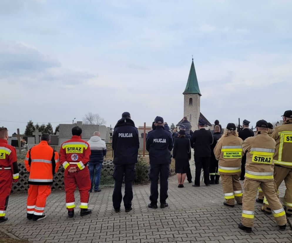 Zawiercie: Pogrzeb ratownika medycznego. Ksiądz POPŁAKAŁ się na kazaniu! [ZAPIS RELACJI Z POGRZEBU] 
