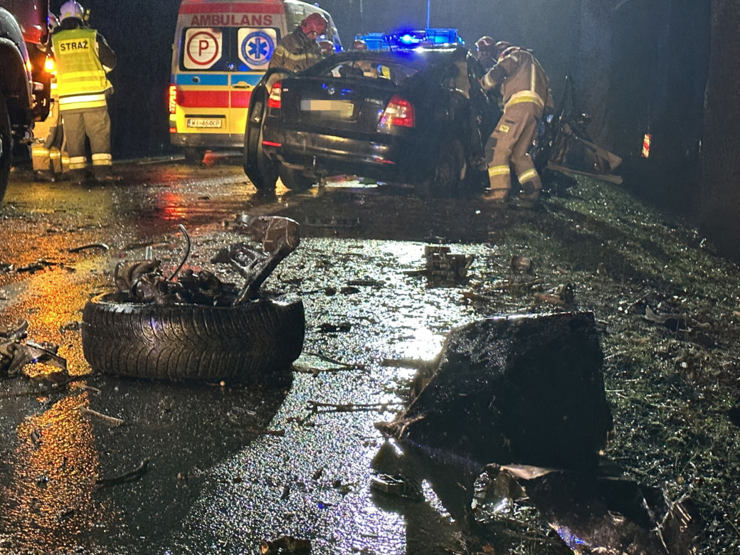 Osobowa skoda roztrzaskała się o drzewo. 53-latek zmarł w szpitalu