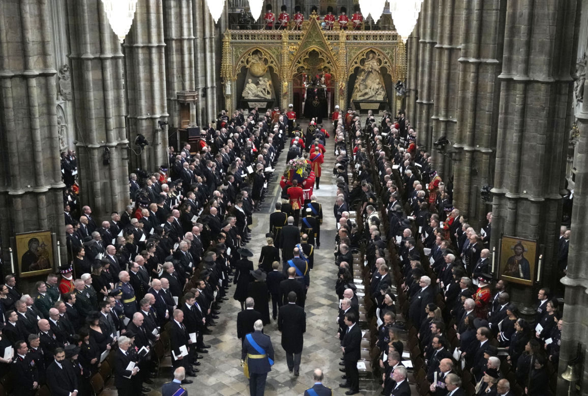 Trumna z Królową przybyła do Westminsteru