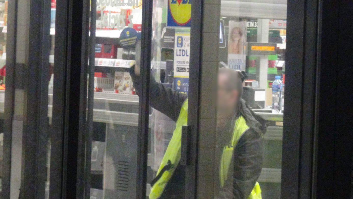 Makabra w Lidlu. Zamaskowany nożownik pociął dwie osoby. Agresor uciekł z miejsca zdarzenia
